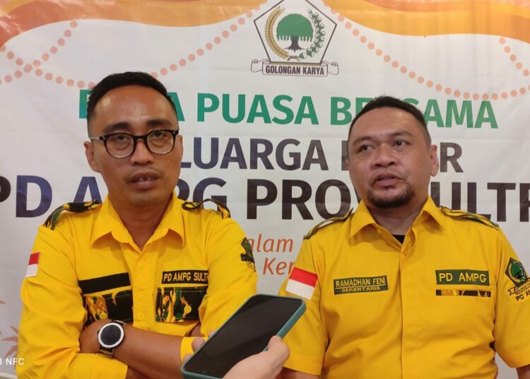 Sekertaris PD AMPG Sultra, Ramadhan Feni (kanan) disampingi pengurus AMPG Sultra, Hendra. Foto: Ikas/TenggaraNews.com.