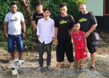 Mayjen TNI (Purn) Andi Sumangerukka Serahkan Bantuan Sumur Bor ke Warga RT 03 BTN Permata Anawai