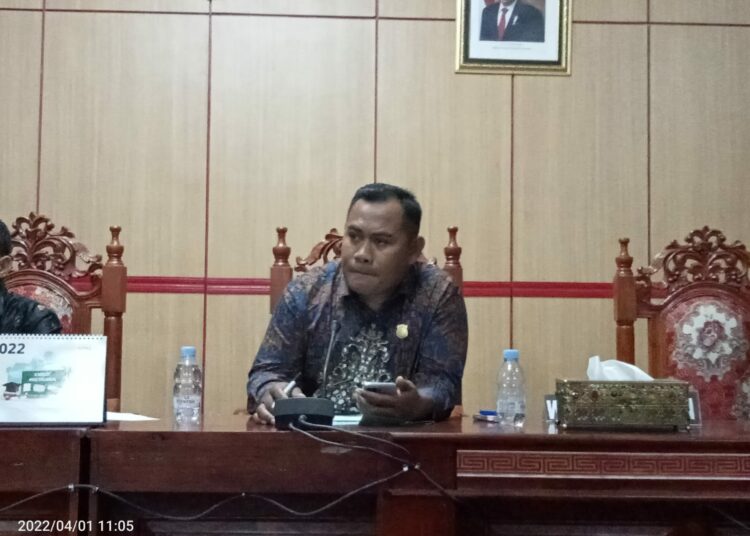Anggota DPRD kader PAN Muh. Ikbal saat menerima Aspirasi dari KPJ dengan subtansi mendesak DPRD membentuk tim pansus/Foto : Syaiful/TenggaraNews.com