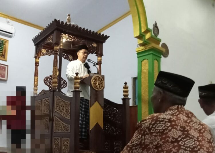 Ketua DPRD Wakatobi, H. Hamiruddin saat membawakan tausiah/Foto : Syaiful/TenggaraNews.com