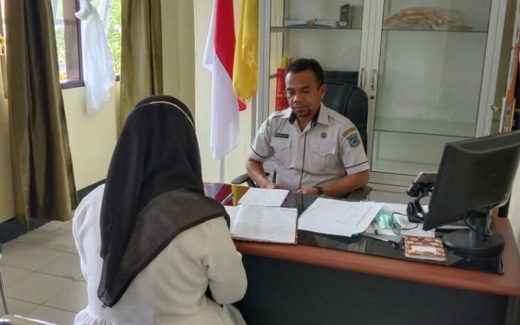 Kepala Puskesmas Kabawo, Ramlan saat memberikan arahan pada tenaga kesehatan di halaman kantornya/Foto : phoyo/TenggaraNews.com