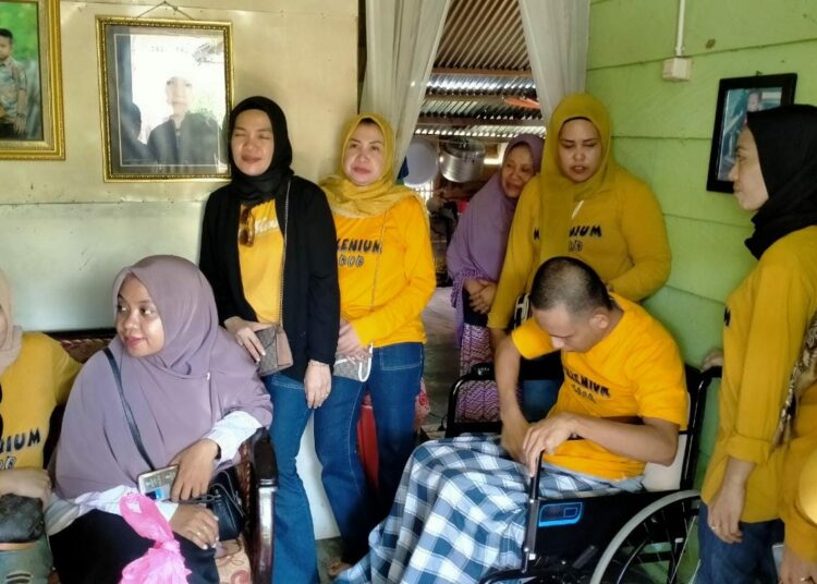Ketgam: alumni millenium 2000 Muna di rumah salah satu warga/
Foto : Phoyo/TenggaraNews.com