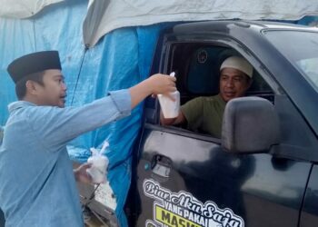 DPD KNPI Buteng Berbagi Takjil, Firman Kasim : Kami Cuma Berbagi Seadanya