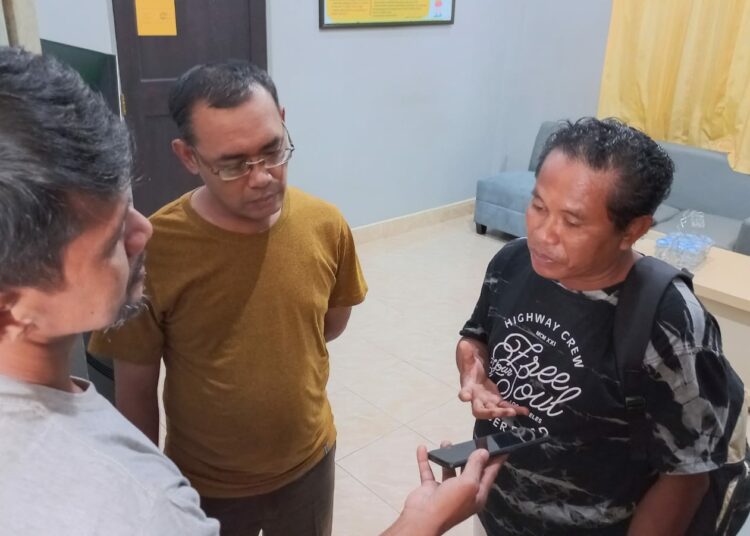 Baharudin Selo saat melaporkan dugaan penyelewengan DD 2021 Lasalepa di Kejari Muna/Foto : Phoyo/TenggaraNews.com