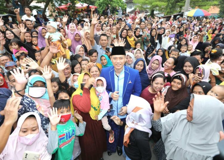 Ketua Umum Partai Demokrat Agus Harimurti Yudhoyono di tengah-tengah masyarakat