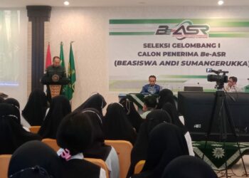 Andi Sumangerukka Berikan Beasiswa Kepada Mahasiswa Tak Mampu di Sultra