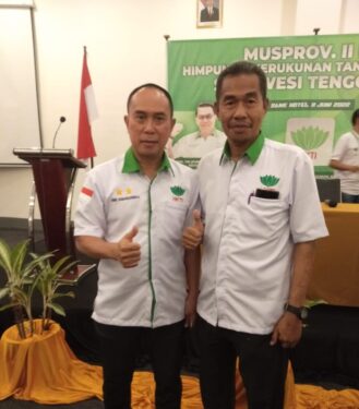 Ketua panitia Musprov HKTI Sultra, Bandung bersama Mayjen TNI (Purn) Andi Sumangerukka