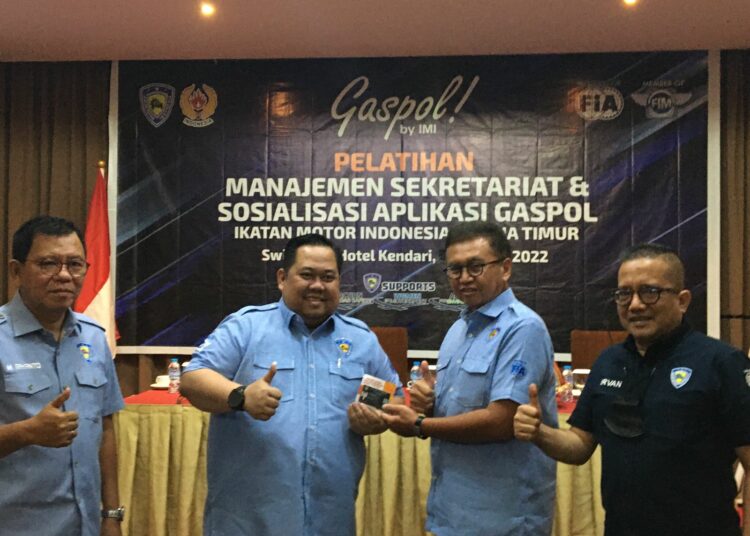 Ketua IMI Sultra Anton Timbang (tengah) saat pembukaan Pelatihan Manajemen Sekretariat dan Sosialisasi Aplikasi Gaspol Zona Indonesia Timur