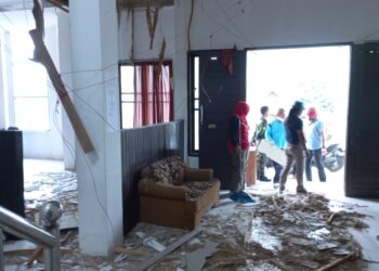 Plafon Kantor Kecamatan Katobu Roboh, Pelayanan Terhambat