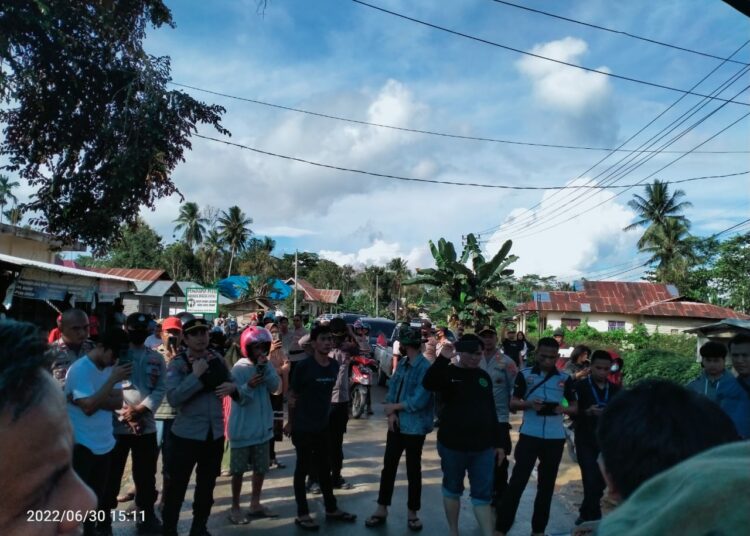 Warga memblokir jalan di Kecamatan Landono, Kabupaten Konawe Selatan.