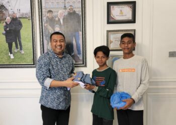 Aksan Jaya Putra Bantu Dua Anak Tak Mampu Seragam Sekolah