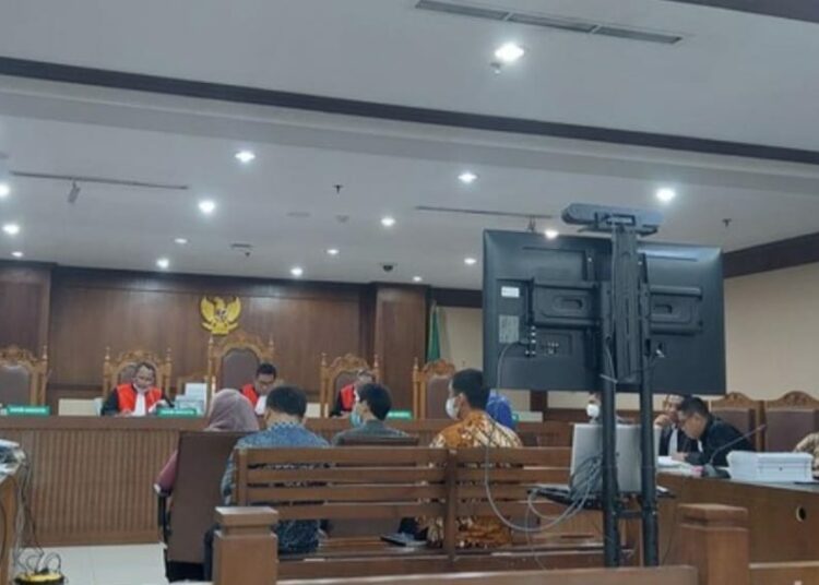 Kepala Bappeda Kabupaten Kolaka Timur Mustakim Darwis (batik) saat menghadiri sidang di Pengadilan Tipikor Jakarta Pusat