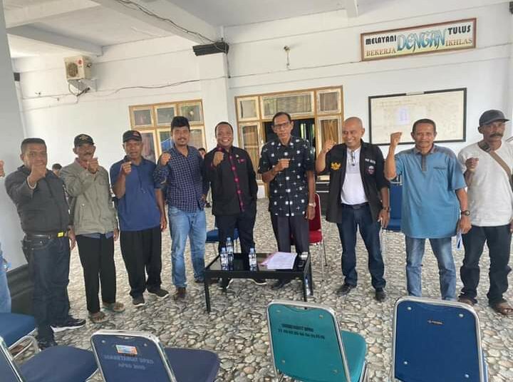 Bom Kepton saat melakukan hering di Kantor DPRD dan di terima oleh Wakil Ketua 1 H. Arifuddin Rasidi dari Partai PDIP/Foto : Syaiful/TenggaraNews.com