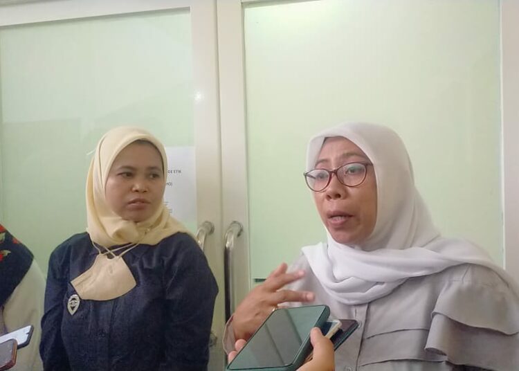 Jubir Lembaga Aliansi Perempuan, Sarifain (jilbab putih)/Foto : Munir/TenggaraNews.com