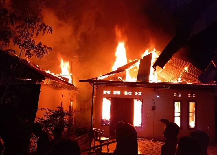 Dua rumah terbakar di Kelurahan raha II, Milik Kasbar kadir dan La Lumesa/Foto : Phoyo/TenggaraNews.com