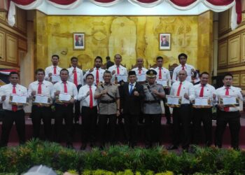 Personel Buser 77 Polresta Kendari Dapat Penghargaan dari DPRD Sultra