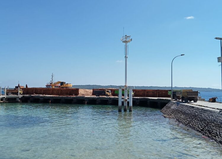 Material yang diduga tanpa dokumen bebas dibongkar di Pelabuhan Wanci