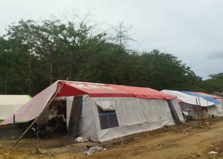 Sudah hampir 2 bulan lamanya warga korban kebakaran di TPA Puwatu tinggal dalam tenda.