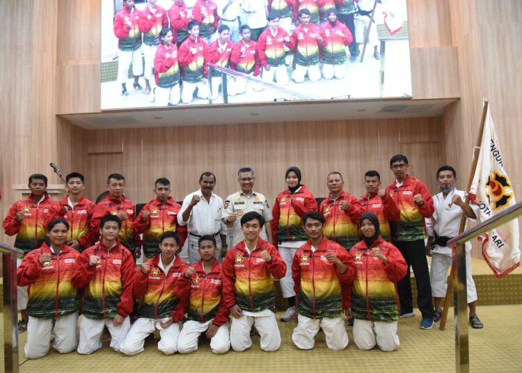 Walikota Kendari, Sulkarnain Kadir melepas para kontingen Kempo pada kejuaraan nasional ( Kejurnas) di Kota Solo/Foto : Munir/TenggaraNews.com