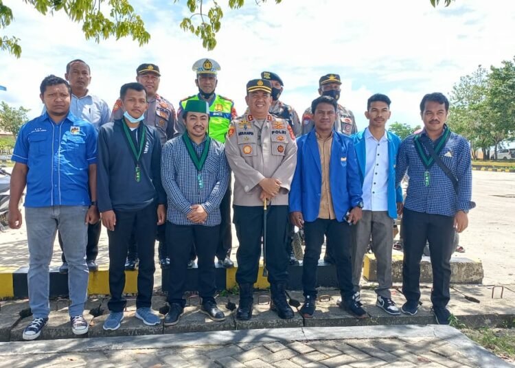 Satuan Polres Muna Bersama tiga aktivis, PMII, HMI dan KNPI saat membagikan bingkisan sembako dikawasan Pelabuhan Nusantara raha/Foto : Phoyo/TenggaraNews.com