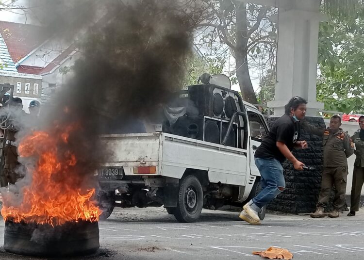 Aktivis Berdikari Rahman Jadu saat menggelar Aksi Unjuk Rasa didepan Kantor Bupati Wakatobi/Foto : Syaiful/TenggaraNews.com