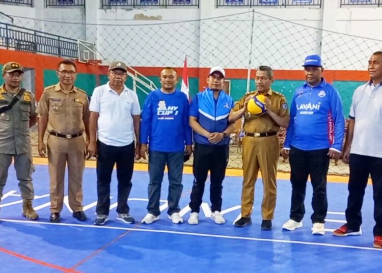 Pembukaan turnamen bola voly AHY Cup 1 yang dilaksanakan di gedung SOR Laode Pandu/Foto : Phoyo/TenggaraNews.com