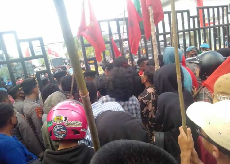 Aksi demo mahasiswa menolak kenaikan BBM di DPRD Sultra