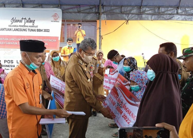 Pj Bupati Buteng, Muh Yusuf menyerahkan 7620 KPM Bansos secara simbolis di Kantor Pos Lombe Kecamatan Gu/Foto : Hasan Barakati/TenggaraNews.com