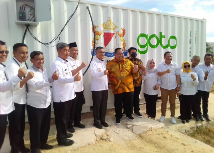Ketua Kadin Sultra Anton Timbang (batik) menyerahkan bantuan hibah mesin generator oksigen kepada Walikota Kendari Sulkarnain Kadir