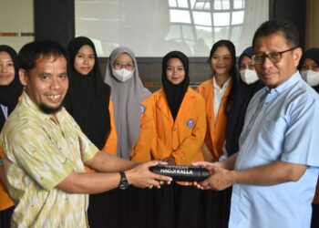 Yayasan Hadji Kalla Serahkan Beasiswa di 3 Kampus Kota Kendari