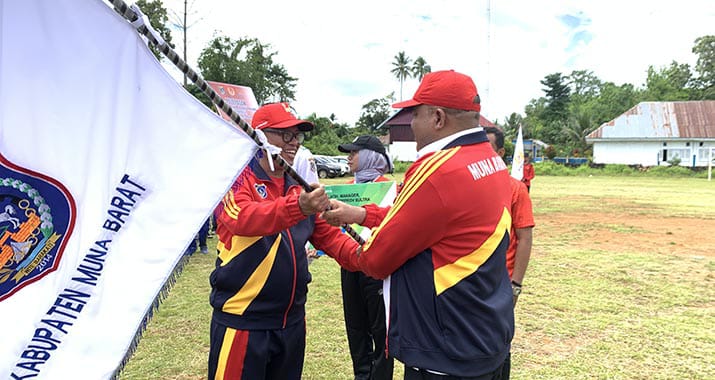 Pj Mubar, Dr Bahri resmi melepas kontingen atlet Mubar untuk berlaga pada Pekan Olahraga Provinsi (Porprov) Sulawesi Tenggara (Sultra)/Foto : Hasan Jufri/TenggaraNews.com