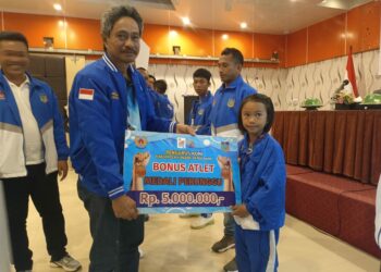 Bupati Konkep Amrullah Serahkan Bonus Peraih Medali di Ajang Porprov Sultra