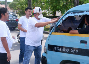 Peringati Hari Anti Korupsi Sedunia, Kejati Sultra  Bagikan Stiker ke Pengendara