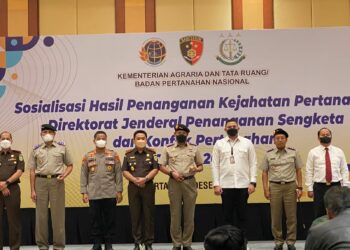 Berhasil Berantas Mafia Tanah, Kajati Sultra Raimel Jesaja Terima Penghargaan