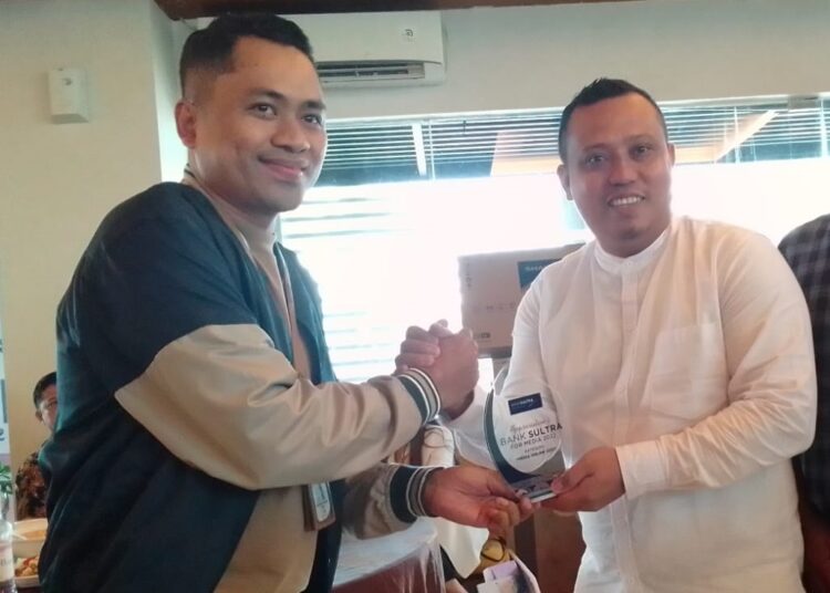 Kabag Sekretaris Bank Sultra, Eky Teguh Saputra menyerahkan plakat penghargaan kepada Mirkas Direktur TenggaraNews.com. - Foto : Munir -