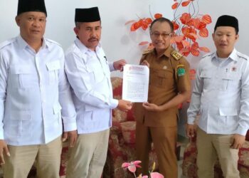 DPC Gerindra Konawe Serahkan SK Pergantian Kadek Ray Sudiana