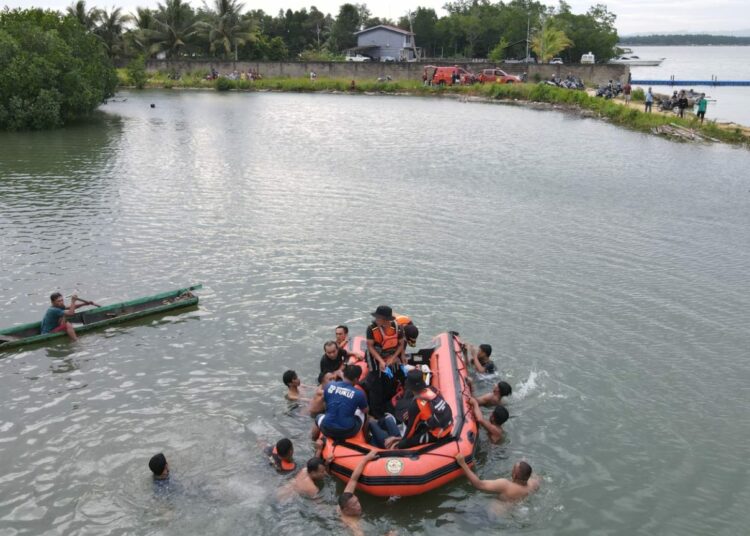 Tim Basarnas bersama warga evakuasi jasad AP yang tenggelam di tambak ikan di Teluk Kendari