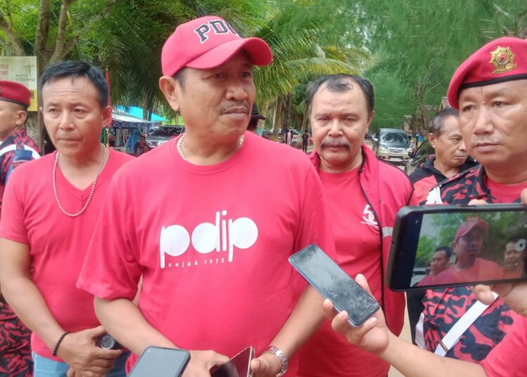 Ketua DPC PDI Perjuangan Kota Kendari, Ishak Ismail memberikan keterangan pers. -foto:rustam-