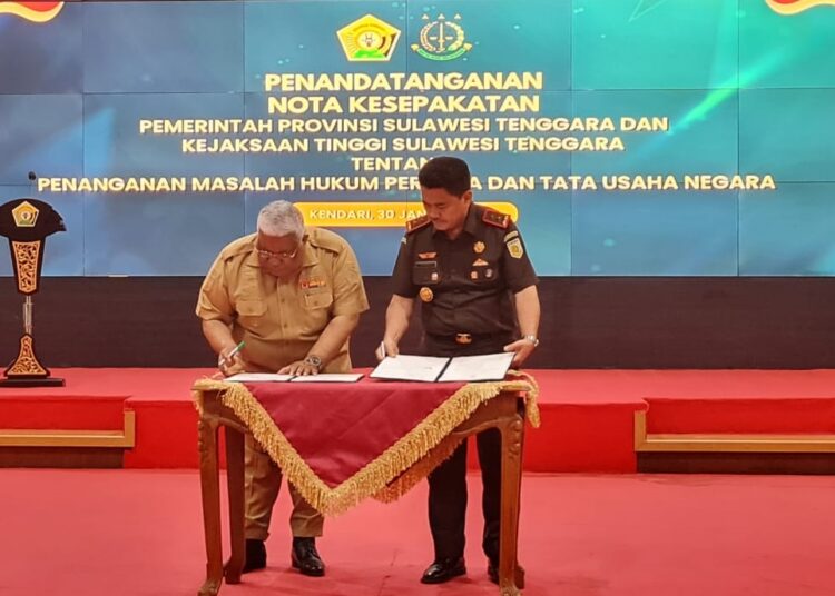 Gubernur Ali Mazi dan Kajati Sultra Raimel Jesaja tanda tangani kesepakatan bersama penanganan masalah hukum perdata dan TUN