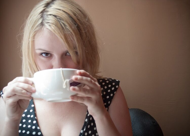 Ilustrasi. Perempuan minum kopi. -foto:pixabay.com-