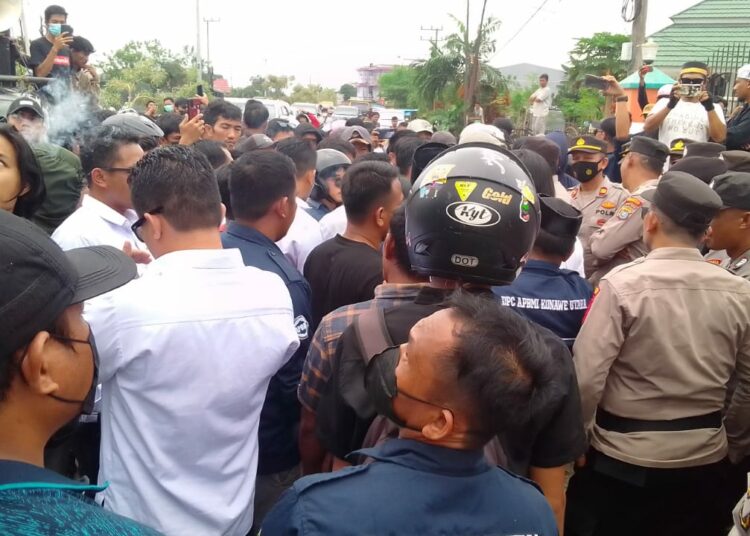 Massa berunjukrasa di depan kantor PT Antam Tbk Cabang Konawe Utara. -foto: munir-