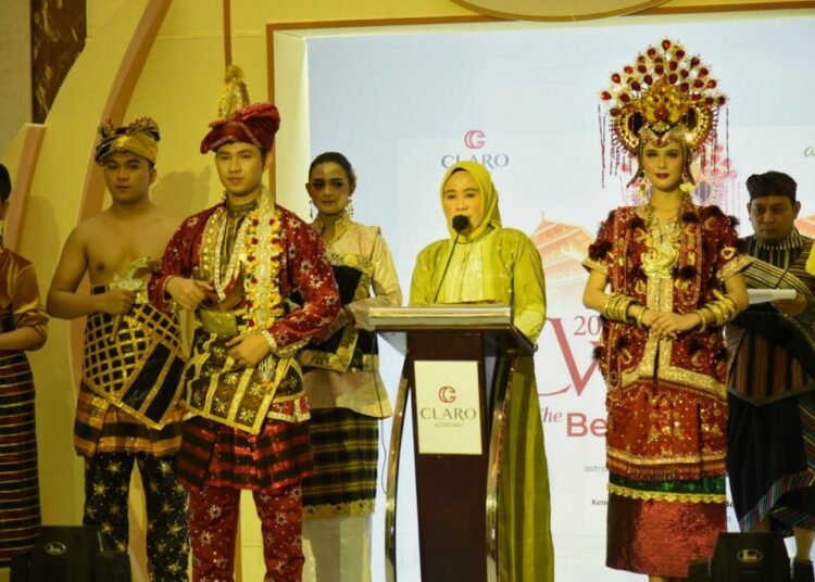 Siti Chomzah istri Aswan Tosepu Pj Walikota Kendari membuka event Claro Weding Festival. - foto : istimewa-