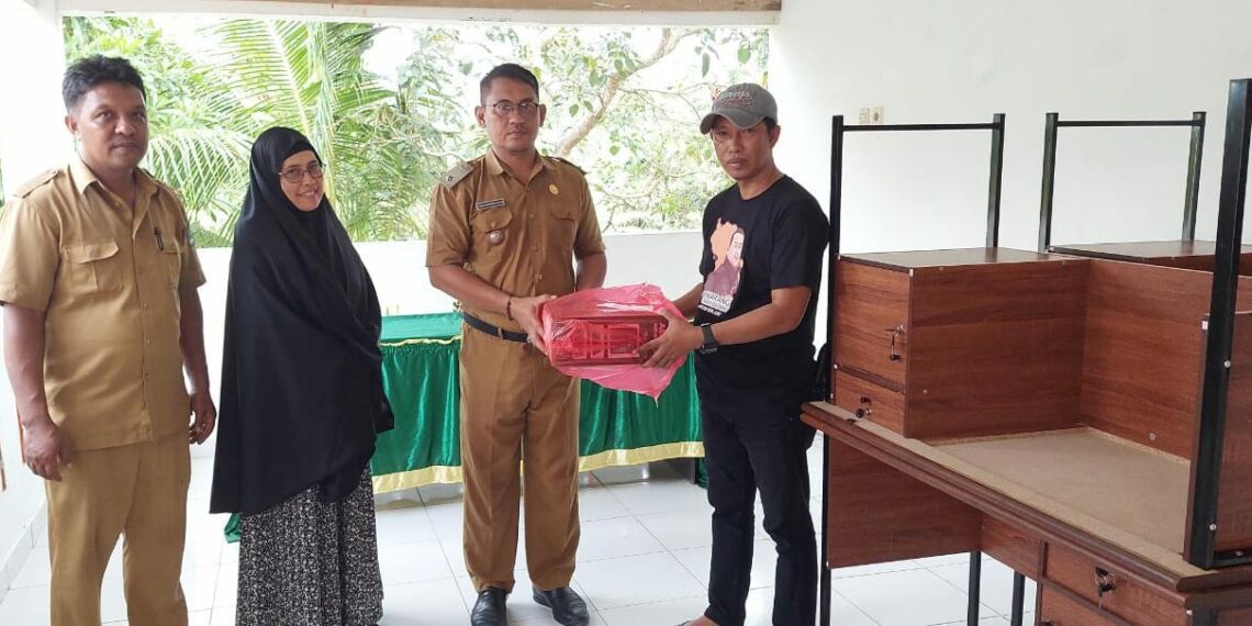 Lurah Wua-wua Kasman Kasim Marewa S.Sos, MM menerima bantuan dari anggota DPRD Provinsi Aksas Jaya Putra berupa meja dan mixer sound system.
-foto:istimewa-