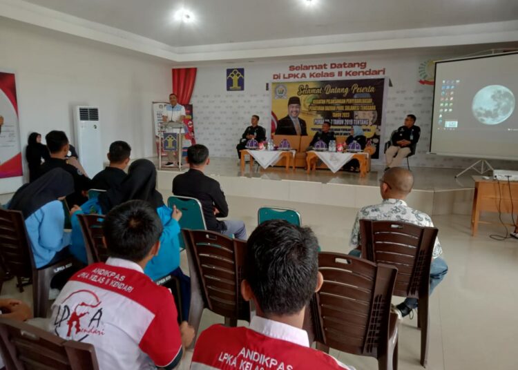 Anggota DPRD Provinsi Sultra Aksan Jaya Putra  berbicara bahaya Narkoba di LPKA Kelas II Kendari. -foto :  istimewa-