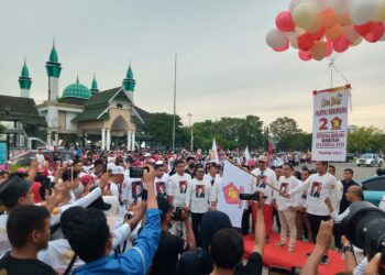 Sandiaga Uno Lepas Peserta Jalan Sehat Gerindra di Alun-alun Eks MTQ Kendari