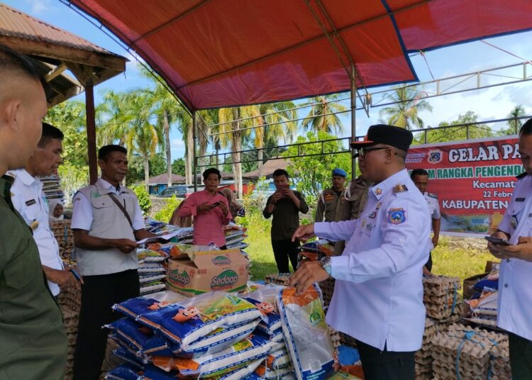Pj Bupati Muna Barat Dr Bahri hadir dalam kegiatan Pasar Murah. -foto: hasan jufri-