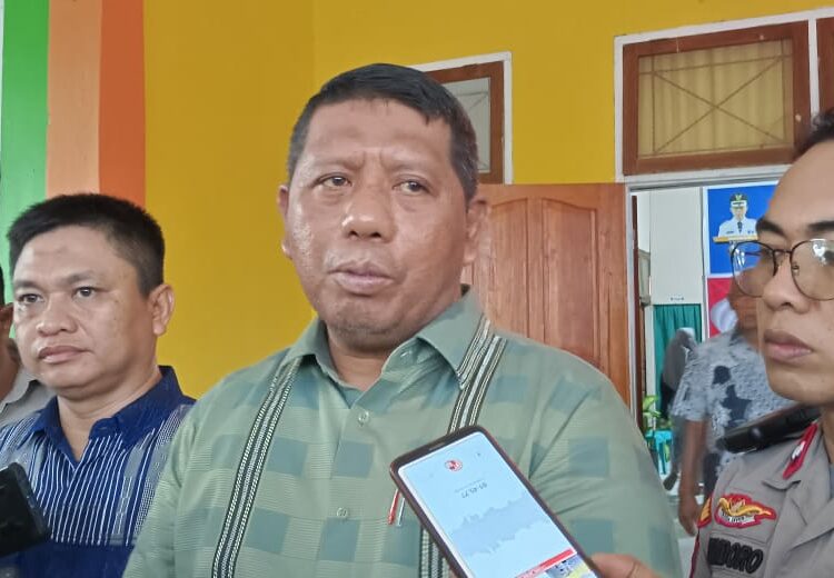 Ketua DPRD Kota Kendari, Subhan saat reses di Kecamatan Wua-wua. -foto:munir-