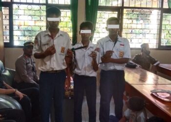 SMP Negeri 8 Kendari di Razia, Polisi Temukan Busur dan Besi Tajam