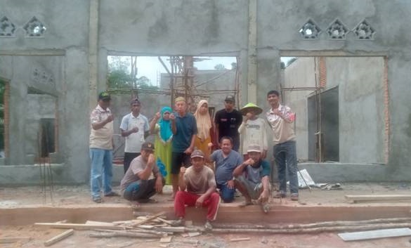 Panitia pembangunan Masjid An-Nur, pekerja bangunan dan  relawan Mayjen TNI (Purn) Andi Sumangerukka. -foto : djibril-