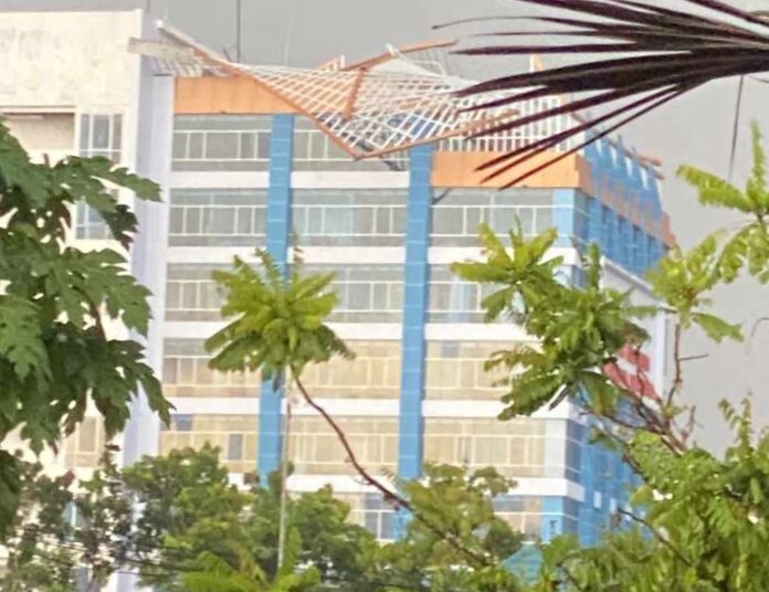 Bagian atap kantor walikota Kendari rusak akibat diterjang angin kencang. -foto:istimewa-